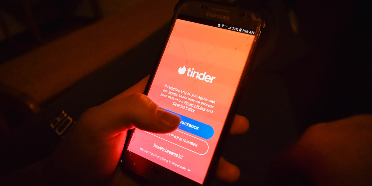 Uma garota usando Tinder